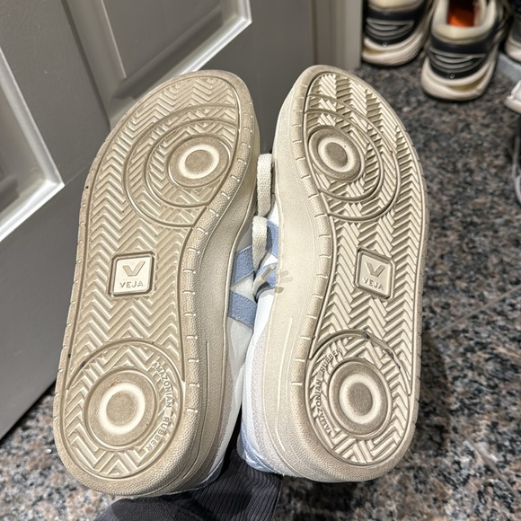 Cream and baby blue veja - worn once - Picture 5 of 8